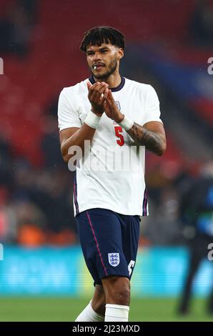 London, England, 29.. März 2022. Tyrone Mings aus England applaudiert die Menge während des Internationalen Freundschaftsspiel im Wembley Stadium, London. Bildnachweis sollte lauten: David Klein / Sportimage Stockfoto