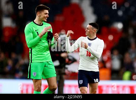 London, England, 29.. März 2022. Nick Pope of England scherzt mit Phil Foden aus England während des Internationalen Freundschaftsspiel im Wembley Stadium, London. Bildnachweis sollte lauten: David Klein / Sportimage Stockfoto