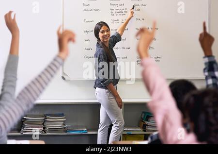 Die Bildung von Führungskräften für die Zukunft. Aufnahme von nicht identifizierbaren Schulkindern, die ihre Hände heben, um die Frage ihrer Lehrer in der Klasse zu beantworten. Stockfoto