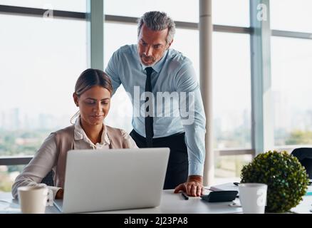 Mein Chef sorgt nur dafür, dass alles perfekt ist. Eine kurze Aufnahme von Geschäftsleuten. Stockfoto
