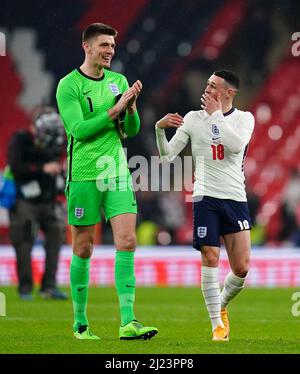 Nach dem internationalen Freundschaftsspiel im Wembley Stadium, London, waren die englischen Torhüter Nick Pope und Phil Foden gut gelaunt. Bilddatum: Dienstag, 29. März 2022. Stockfoto