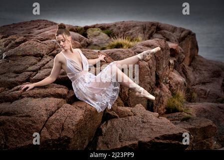 Wunderschöne Ballerina auf einem Felsen in der Nähe des St. Lawrence River, Québec, Kanada Stockfoto