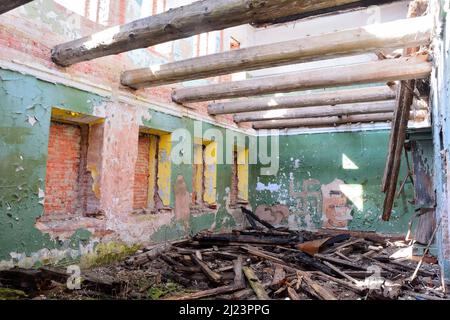 Das Innere eines alten, verlassenen Steinhauses in Staraya Ladoga, Russland Stockfoto