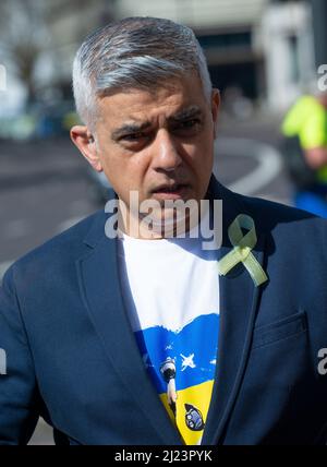 Der Bürgermeister von London, Sadiq Khan, spricht auf der Londoner Tribüne mit einer Demonstration der Ukraine aus Protest gegen die russische Invasion von Präsident Wladimir Putin in der Ukraine. Stockfoto