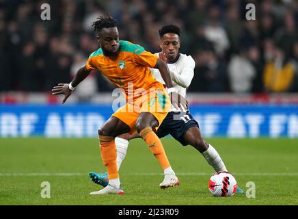 Maxwel Cornet von der Elfenbeinküste (links) und Kyle Walker-Peters von England kämpfen während des internationalen Freundschaftsspiels im Wembley Stadium, London, um den Ball. Bilddatum: Dienstag, 29. März 2022. Stockfoto