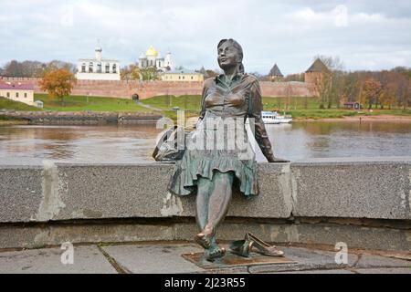 VELIKY NOWGOROD, RUSSLAND - 22. FEBRUAR 2015: Denkmal, genannt "müde Frau Tourist" am 22. Februar 2017 in Veliky Nowgorod Stockfoto