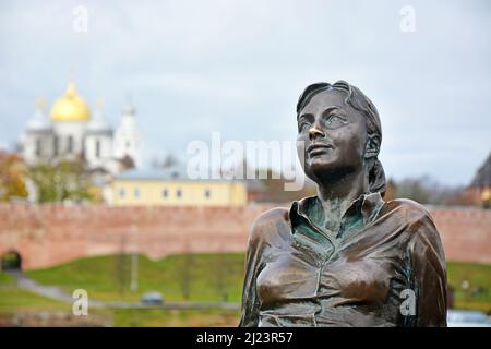 VELIKY NOWGOROD, RUSSLAND - 22. FEBRUAR 2015: Denkmal, genannt "müde Frau Tourist" am 22. Februar 2017 in Veliky Nowgorod Stockfoto