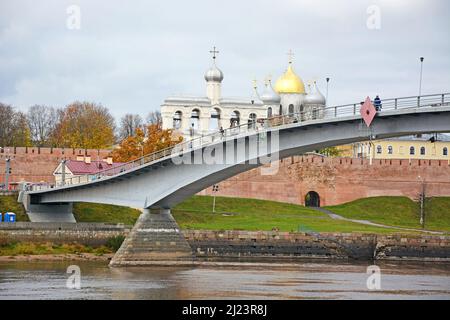 Die Brücke über den Fluss Volkhov und Jaroslaws Hof am 22. Februar 2017 in Weliki Nowgorod Stockfoto