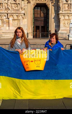 Eine vertikale Aufnahme einer Protestkundgebung gegen den Krieg in der Ukraine im Zentrum von Mailand, Italien Stockfoto