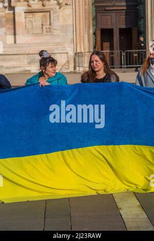 Eine vertikale Aufnahme einer Protestkundgebung gegen den Krieg in der Ukraine im Zentrum von Mailand, Italien Stockfoto