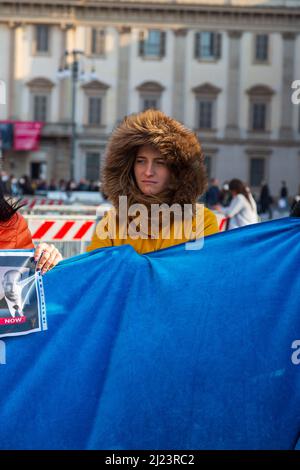 Eine vertikale Aufnahme einer Protestkundgebung gegen den Krieg in der Ukraine im Zentrum von Mailand, Italien Stockfoto