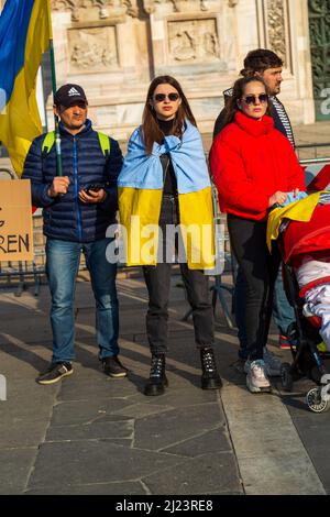 Eine vertikale Aufnahme einer Protestkundgebung gegen den Krieg in der Ukraine im Zentrum von Mailand, Italien Stockfoto