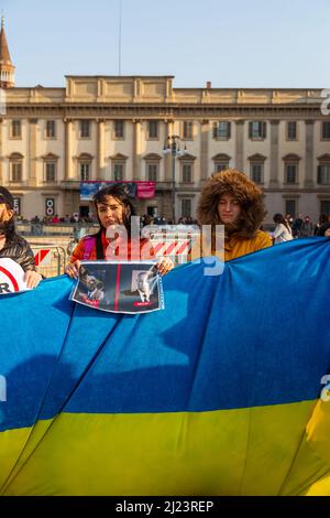 Eine vertikale Aufnahme einer Protestkundgebung gegen den Krieg in der Ukraine im Zentrum von Mailand, Italien Stockfoto