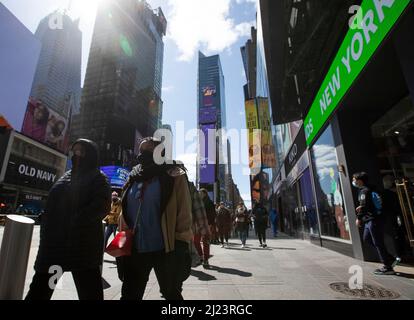 New York, USA. 29. März 2022. People Walk on Times Square in New York, USA, 29. März 2022. Die Gesamtzahl der COVID-19-Fälle in den Vereinigten Staaten stieg am Dienstag nach Angaben der Johns Hopkins University auf 80 Millionen. Quelle: Wang Ying/Xinhua/Alamy Live News Stockfoto