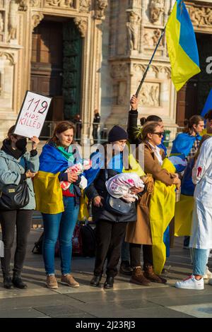 Eine vertikale Aufnahme von Müttern mit Babys in der Protestkundgebung gegen den Krieg in der Ukraine in Mailand, Italien Stockfoto