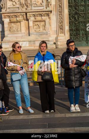 Eine vertikale Aufnahme von Müttern mit Babys in der Protestkundgebung gegen den Krieg in der Ukraine in Mailand, Italien Stockfoto