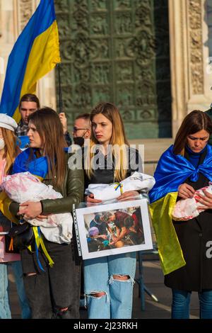 Eine vertikale Aufnahme von Müttern mit Babys in der Protestkundgebung gegen den Krieg in der Ukraine in Mailand, Italien Stockfoto