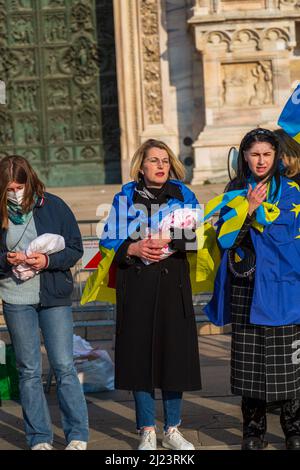 Eine vertikale Aufnahme von Müttern mit Babys in der Protestkundgebung gegen den Krieg in der Ukraine in Mailand, Italien Stockfoto