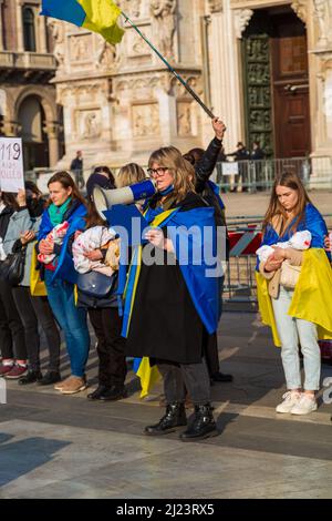 Eine vertikale Aufnahme von Müttern mit Babys in der Protestkundgebung gegen den Krieg in der Ukraine in Mailand, Italien Stockfoto