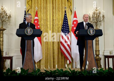 Washington, DC, USA. 29. März 2022. US-Präsident Joe Biden spricht während einer gemeinsamen Erklärung mit Lee Hsien Loong, Singapurs Premierminister, links, im East Room des Weißen Hauses in Washington, DC, USA, am Dienstag, den 29. März, 2022. Biden dankte Lee Hsien Loong für die Unterstützung der Ukraine bei einem Treffen heute Morgen und sagte, die beiden Führer würden die US-Strategie in der Indo-Pazifik-Region diskutieren. Quelle: Samuel Corum/Pool via CNP/dpa/Alamy Live News Stockfoto