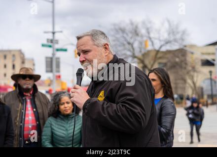 Bronx, Usa. 27. März 2022. Die Rep. Alexandria Ocasio-Cortez hielt eine Wahlkampfrally in der Bronx ab. Ocasio-Cortez muss bis zum 7.. April 1 250 Unterschriften sammeln, um auf der Abstimmung 2022 zu sein. (Foto: Steve Sanchez/Pacific Press) Quelle: Pacific Press Media Production Corp./Alamy Live News Stockfoto