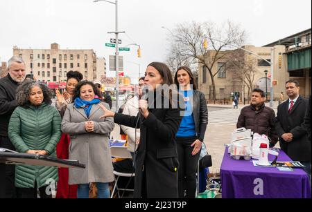 Bronx, Usa. 27. März 2022. Die Rep. Alexandria Ocasio-Cortez hielt eine Wahlkampfrally in der Bronx ab. Ocasio-Cortez muss bis zum 7.. April 1 250 Unterschriften sammeln, um auf der Abstimmung 2022 zu sein. (Foto: Steve Sanchez/Pacific Press) Quelle: Pacific Press Media Production Corp./Alamy Live News Stockfoto