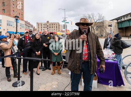 Bronx, Usa. 27. März 2022. Die Rep. Alexandria Ocasio-Cortez hielt eine Wahlkampfrally in der Bronx ab. Ocasio-Cortez muss bis zum 7.. April 1 250 Unterschriften sammeln, um auf der Abstimmung 2022 zu sein. (Foto: Steve Sanchez/Pacific Press) Quelle: Pacific Press Media Production Corp./Alamy Live News Stockfoto