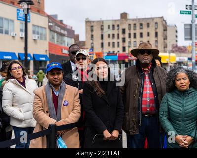 Bronx, Usa. 27. März 2022. Die Rep. Alexandria Ocasio-Cortez hielt eine Wahlkampfrally in der Bronx ab. Ocasio-Cortez muss bis zum 7.. April 1 250 Unterschriften sammeln, um auf der Abstimmung 2022 zu sein. (Foto: Steve Sanchez/Pacific Press) Quelle: Pacific Press Media Production Corp./Alamy Live News Stockfoto