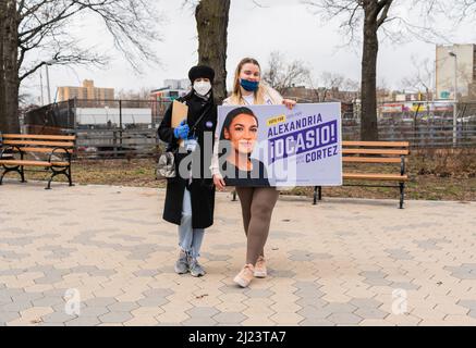 Bronx, Usa. 27. März 2022. Die Rep. Alexandria Ocasio-Cortez hielt eine Wahlkampfrally in der Bronx ab. Ocasio-Cortez muss bis zum 7.. April 1 250 Unterschriften sammeln, um auf der Abstimmung 2022 zu sein. (Foto: Steve Sanchez/Pacific Press) Quelle: Pacific Press Media Production Corp./Alamy Live News Stockfoto