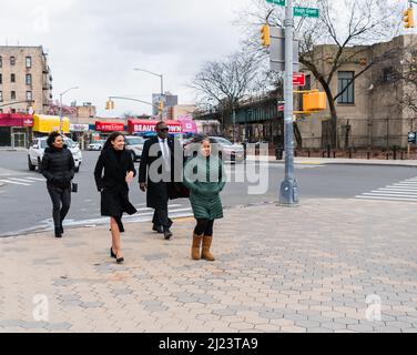 Bronx, Usa. 27. März 2022. Die Rep. Alexandria Ocasio-Cortez hielt eine Wahlkampfrally in der Bronx ab. Ocasio-Cortez muss bis zum 7.. April 1 250 Unterschriften sammeln, um auf der Abstimmung 2022 zu sein. (Foto: Steve Sanchez/Pacific Press) Quelle: Pacific Press Media Production Corp./Alamy Live News Stockfoto