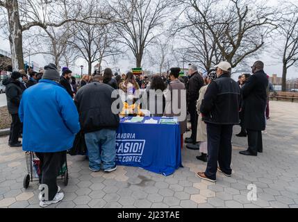 Bronx, Usa. 27. März 2022. Die Rep. Alexandria Ocasio-Cortez hielt eine Wahlkampfrally in der Bronx ab. Ocasio-Cortez muss bis zum 7.. April 1 250 Unterschriften sammeln, um auf der Abstimmung 2022 zu sein. (Foto: Steve Sanchez/Pacific Press) Quelle: Pacific Press Media Production Corp./Alamy Live News Stockfoto