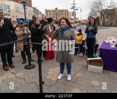 Bronx, Usa. 27. März 2022. Die Rep. Alexandria Ocasio-Cortez hielt eine Wahlkampfrally in der Bronx ab. Ocasio-Cortez muss bis zum 7.. April 1 250 Unterschriften sammeln, um auf der Abstimmung 2022 zu sein. (Foto: Steve Sanchez/Pacific Press) Quelle: Pacific Press Media Production Corp./Alamy Live News Stockfoto