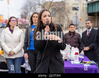 Bronx, Usa. 27. März 2022. Die Rep. Alexandria Ocasio-Cortez hielt eine Wahlkampfrally in der Bronx ab. Ocasio-Cortez muss bis zum 7.. April 1 250 Unterschriften sammeln, um auf der Abstimmung 2022 zu sein. (Foto: Steve Sanchez/Pacific Press) Quelle: Pacific Press Media Production Corp./Alamy Live News Stockfoto