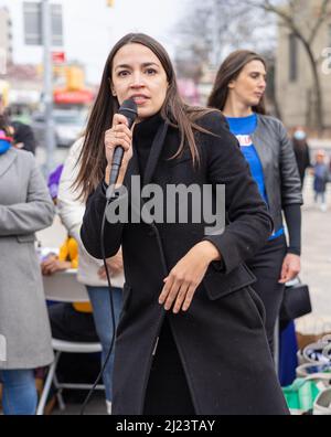 Bronx, Usa. 27. März 2022. Die Rep. Alexandria Ocasio-Cortez hielt eine Wahlkampfrally in der Bronx ab. Ocasio-Cortez muss bis zum 7.. April 1 250 Unterschriften sammeln, um auf der Abstimmung 2022 zu sein. (Foto: Steve Sanchez/Pacific Press) Quelle: Pacific Press Media Production Corp./Alamy Live News Stockfoto