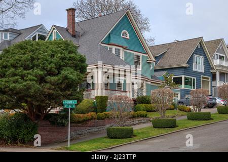 Große Häuser Highland Drive Wohnviertel Queen Anne in Seattle Washington. Stockfoto