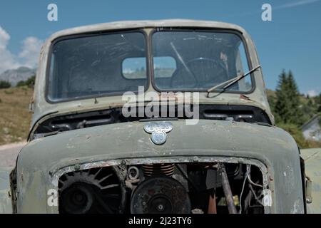 PLUZINE, MONTENEGRO - 27. JULI 2016: TAM (Tovarna Avtomobilov Maribor = Maribor Automobilfabrik) war ein jugoslawisches und slowenisches Nutzfahrzeug Stockfoto