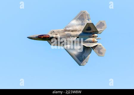 Ein Lockheed Martin F-22 Raptor Stealth-Kampfjet, der eine Flugdemonstration auf der Airshow London SkyDrive in London, Ontario, Kanada, durchführt. Stockfoto