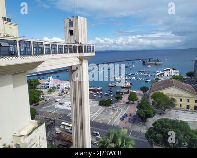 Salvador Bahia Brasilien. 29.03.2022. Panoramablick auf Elevador Lacerda, im Hintergrund: Die Bucht von Allerheiligen; Fort São Marcelo und die Modelo Marke Stockfoto