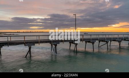 Sonnenaufgang über dem Beachport Jetty im Südosten von Südaustralien, aufgenommen am 20. 2022. Februar Stockfoto