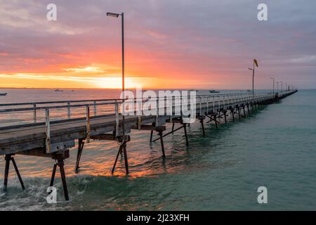 Ein strahlender Sonnenaufgang über dem berühmten Beachport Jetty im Südosten Südaustraliens, aufgenommen am 20. 2022. Februar Stockfoto