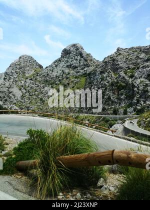 Berühmte Sa Calobra Road in Maloorca, Spanien. Schönes Wetter für eine Radtour. Vertikales Foto. Hochwertige Fotos Stockfoto
