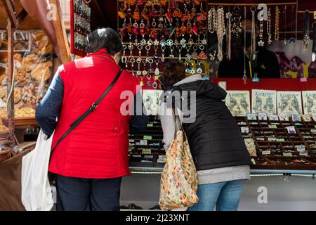 Granada spanien, 12. März 2022. Besucher eines typischen mittelalterlichen Straßenmarktes. Stockfoto