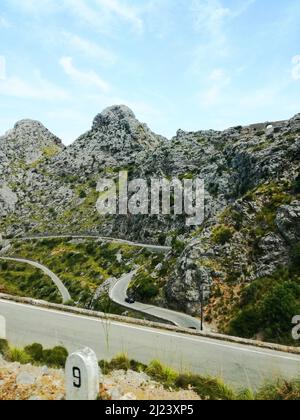 Vertikale Aufnahme der berühmten gefährlichen Route von Sa Calobra, Mallorca. Wunderschöne spanische Insel. Hochwertige Fotos Stockfoto