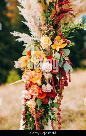 Hochzeitsbogen im Boho-Stil. Blumenarrangements der Herbstblume Stockfoto