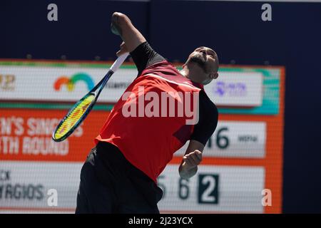 Miami Gardens, USA. 29. März 2022. Nick Kyrgios aus Australien dient während der Miami Open im Hard Rock Stadium am 29. März 2022 in Miami Gardens, Florida, gegen Jannik SINNER aus Italien.(Foto: JL/Sipa USA) Quelle: SIPA USA/Alamy Live News Stockfoto