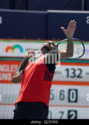 Miami Gardens, USA. 29. März 2022. Nick Kyrgios aus Australien dient während der Miami Open im Hard Rock Stadium am 29. März 2022 in Miami Gardens, Florida, gegen Jannik SINNER aus Italien.(Foto: JL/Sipa USA) Quelle: SIPA USA/Alamy Live News Stockfoto