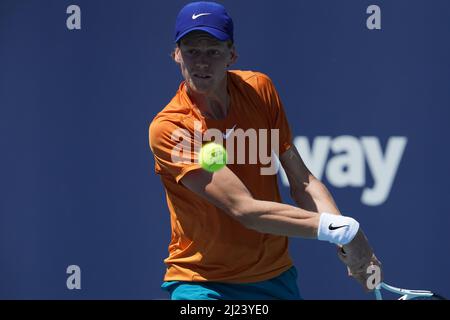 Miami Gardens, USA. 29. März 2022. Jannik Sinnerin aus Italien gibt einen Schuss an Nick Kyrgios aus Australien während der Miami Open im Hard Rock Stadium am 29. März 2022 in Miami Gardens, Florida, zurück. (Foto von JL/Sipa USA) Quelle: SIPA USA/Alamy Live News Stockfoto