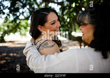 Nahaufnahme von Mutter und Tochter im Park in San Diego Stockfoto