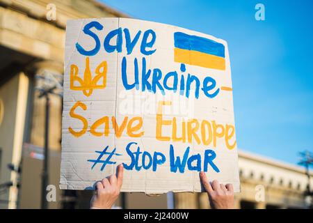 Berlin, Deutschland - 27. März 2022 Protest gegen den Krieg und Unterstützung der Ukraine in der russischen Besatzung. Demonstration von Aktivisten Stockfoto