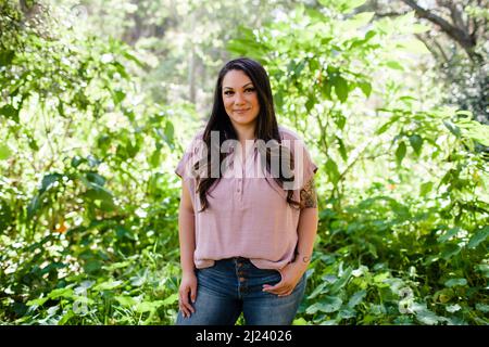 Ende der 30er Jahre posiert eine mexikanische Frau in Foliage in San Diego Stockfoto